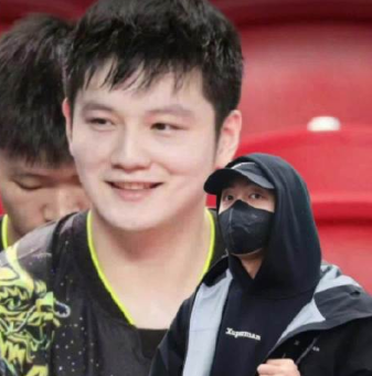 德罗巴在SKT比赛中关键助攻，回归赛场引发热议！(天下足球德罗巴退役专辑)