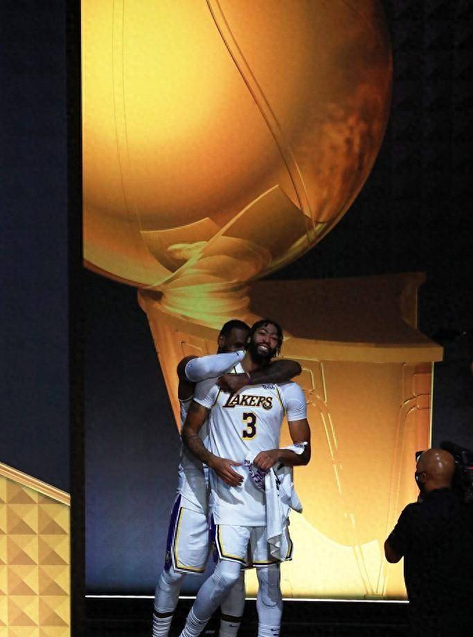  詹姆斯赛事官方发布问鼎冠军新规，勇士争议不断！开云体育数据分析