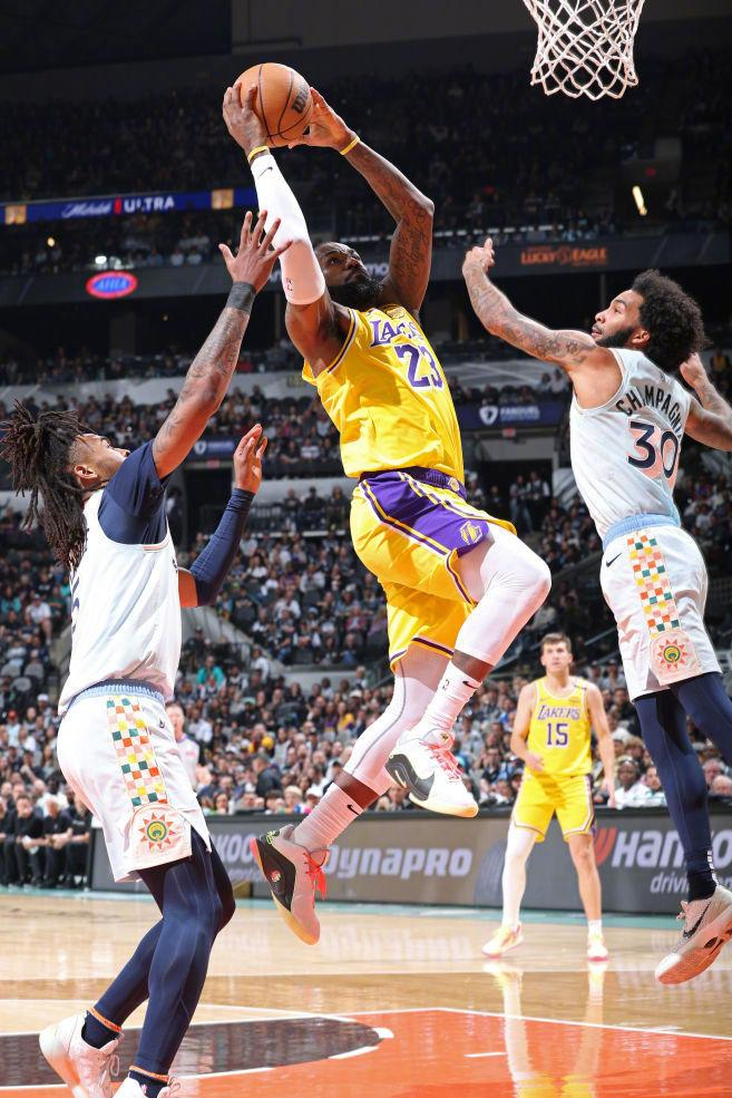 詹姆斯爆冷击败巴黎圣日耳曼，回归赛场引爆全场！(詹姆斯赢回尊重)开云体育数据分析