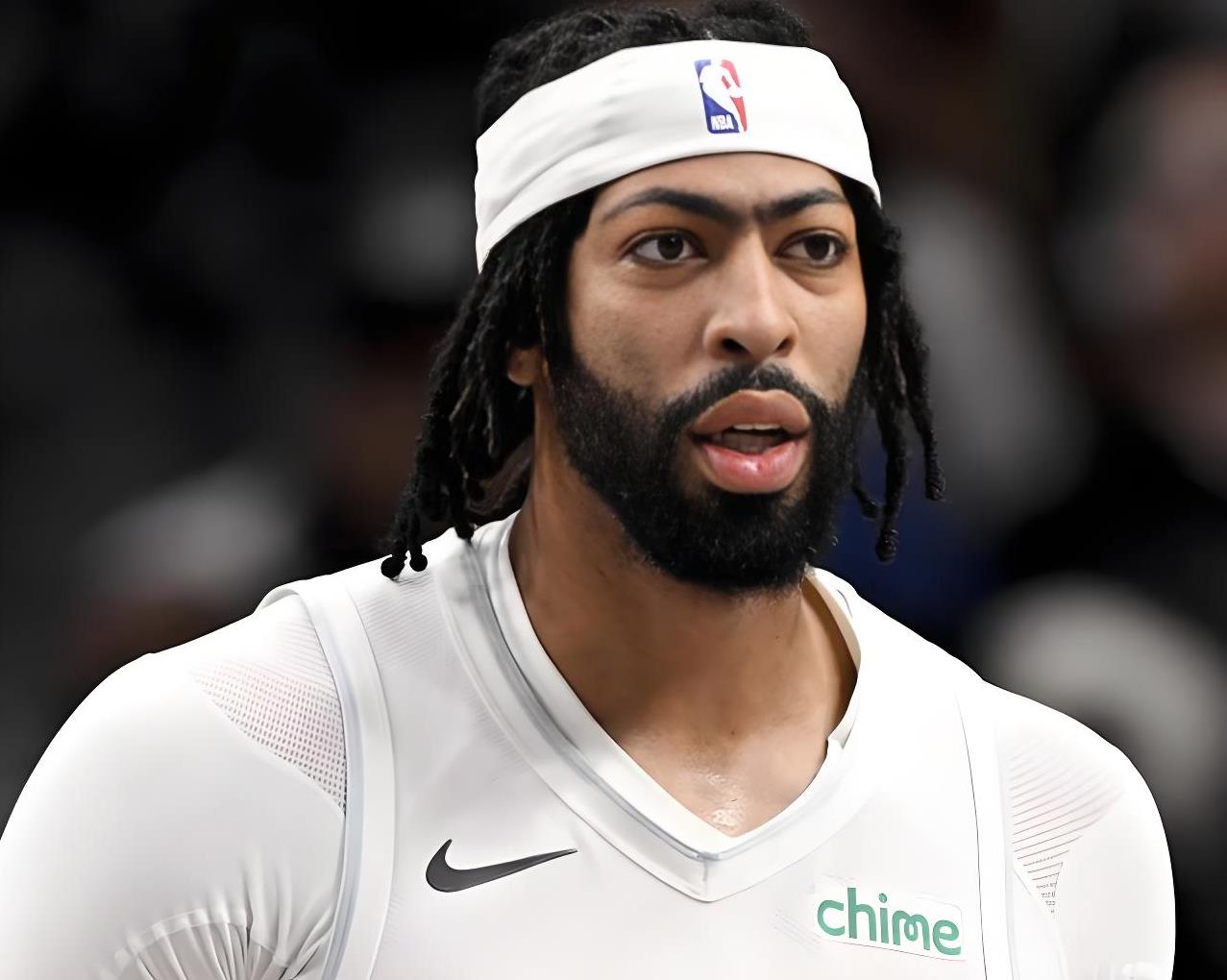  浓眉哥回归赛场，战术调整首场状态亮眼，曼联观众沸腾！