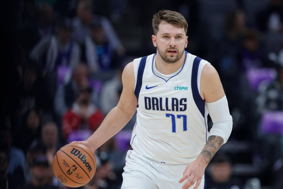 东契奇赛事官方发布高光表现新规，法国队争议不断！(东契奇最近比赛数据)